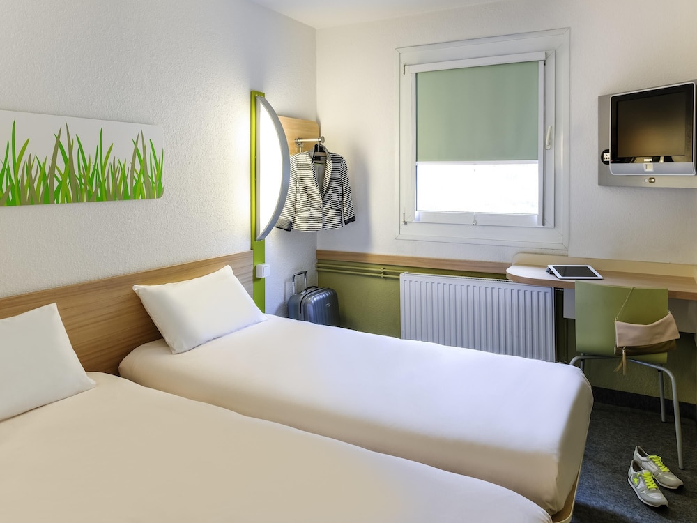 Habitación con dos camas individuales del hotel Ibis Budget Avignon Nord Le Pontet. Foto 3