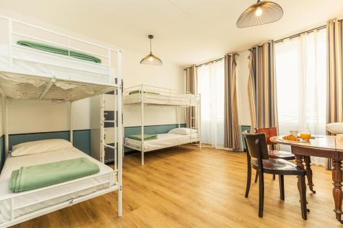 Cama en habitación compartida mixta con 6 camas y baño privado del hotel Young And Happy Latin Quarter By Hiphophostels. Foto 2
