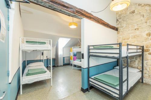 Cama en habitación compartida mixta con 6 camas y baño compartido del hotel Young And Happy Latin Quarter By Hiphophostels. Foto 2