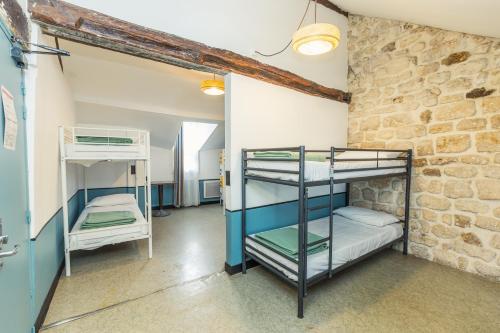 Cama en habitación compartida mixta con 6 camas y baño compartido del hotel Young And Happy Latin Quarter By Hiphophostels. Foto 4