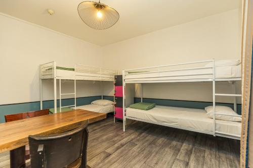 Cama en habitación compartida femenina de 6 camas con baño privado del hotel Young And Happy Latin Quarter By Hiphophostels. Foto 3