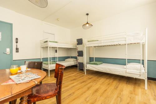 Cama en Dormitorio Compartido femenino de 4 camas con baño compartido del hotel Young And Happy Latin Quarter By Hiphophostels
