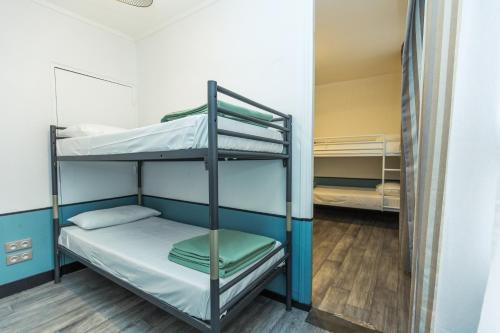Cama en Dormitorio Compartido femenino de 4 camas con baño compartido del hotel Young And Happy Latin Quarter By Hiphophostels. Foto 4