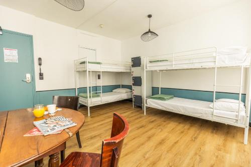 Cama en Dormitorio Compartido femenino de 4 camas con baño compartido del hotel Young And Happy Latin Quarter By Hiphophostels. Foto 5