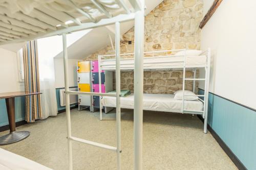 Cama en habitación compartida femenina de 6 camas del hotel Young And Happy Latin Quarter By Hiphophostels. Foto 1