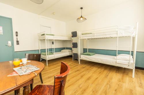 Cama en habitación compartida femenina de 6 camas del hotel Young And Happy Latin Quarter By Hiphophostels. Foto 2