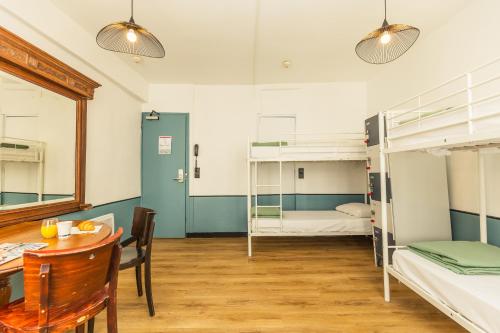 Cama en habitación compartida femenina de 6 camas del hotel Young And Happy Latin Quarter By Hiphophostels. Foto 3