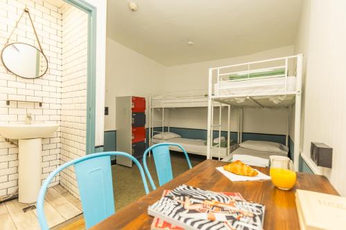Habitación Cuádruple con ducha privada del hotel Young And Happy Latin Quarter By Hiphophostels