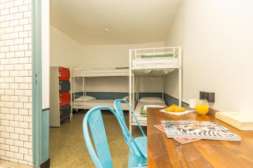 Habitación Cuádruple con ducha privada del hotel Young And Happy Latin Quarter By Hiphophostels. Foto 1