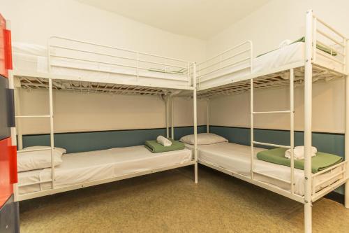 Habitación Cuádruple con ducha privada del hotel Young And Happy Latin Quarter By Hiphophostels. Foto 3
