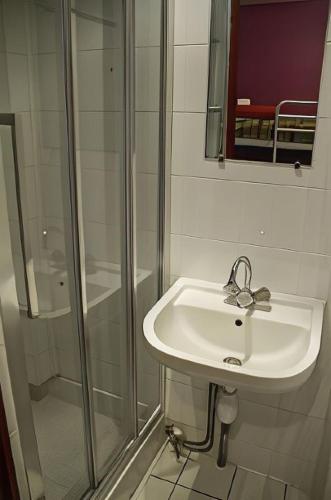 Habitación Cuádruple con ducha privada del hotel Young And Happy Latin Quarter By Hiphophostels. Foto 4