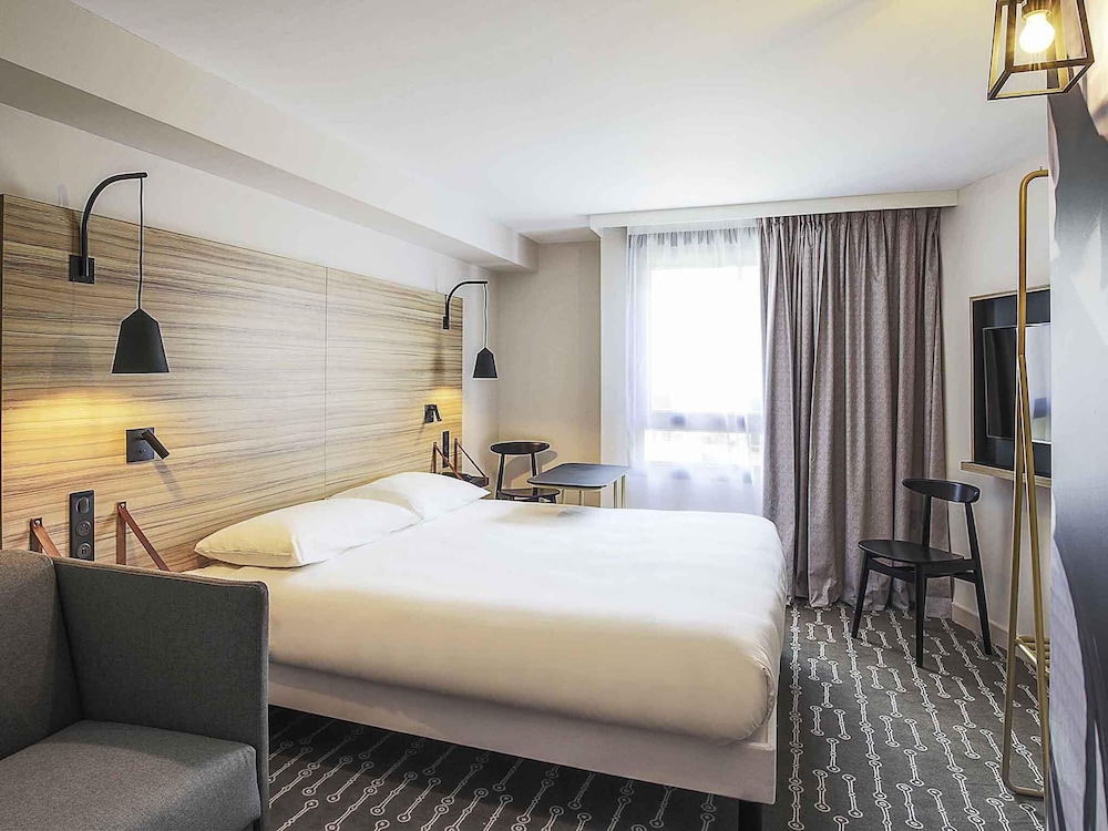 Habitación estándar con 1 cama doble y 1 sofá del hotel Ibis Styles Laval Centre Gare