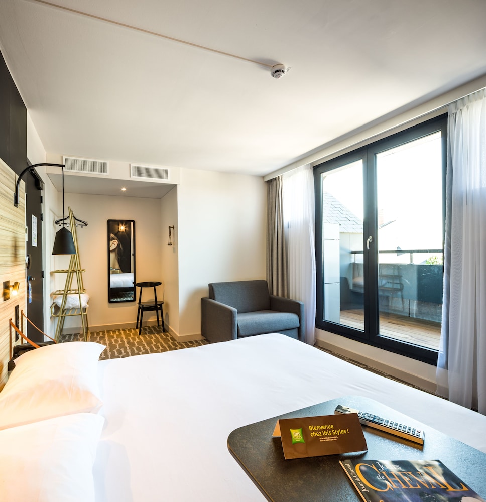 Habitación estándar con 1 cama doble y 1 sofá del hotel Ibis Styles Laval Centre Gare. Foto 7