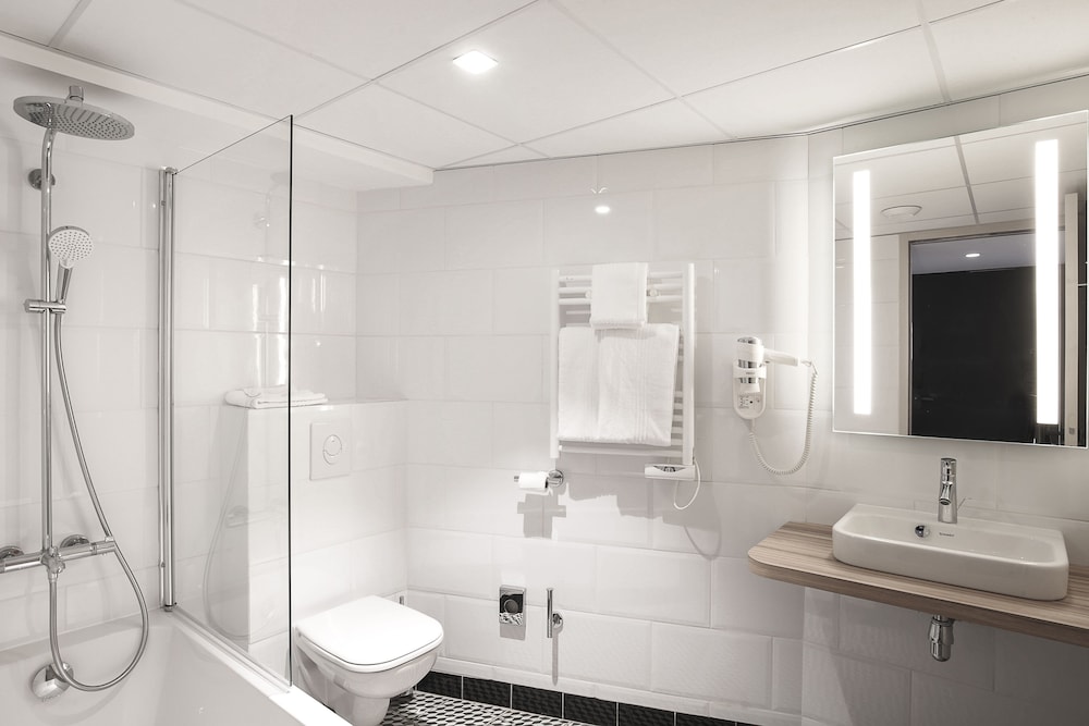 Habitación estándar con 1 cama doble y 1 sofá del hotel Ibis Styles Laval Centre Gare. Foto 10