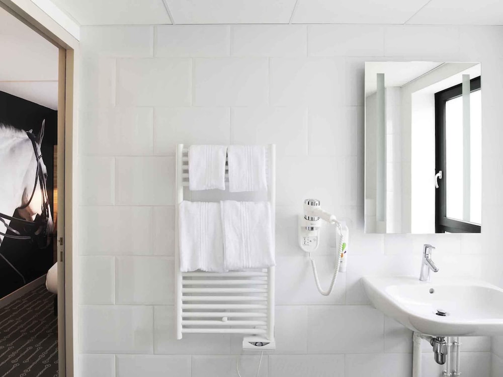 Habitación estándar con 1 cama doble y 1 sofá del hotel Ibis Styles Laval Centre Gare. Foto 11