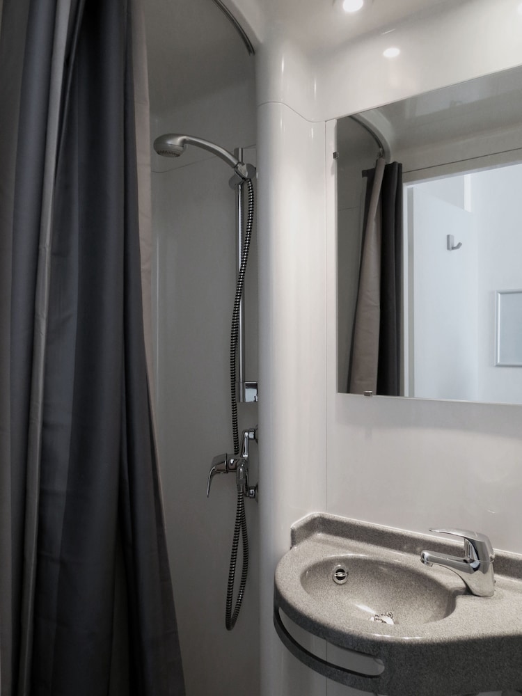 Habitación con 2 camas individuales, baño privado (2 bunk beds ) del hotel St Christopher's Budget Hotel Paris - Gare Du Nord. Foto 3