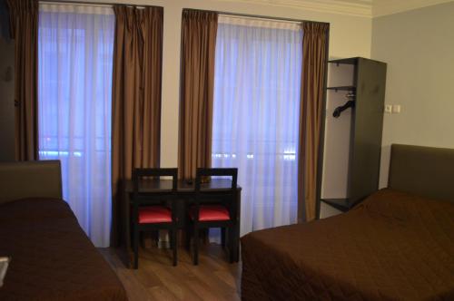 Habitación Cuádruple con balcón del hotel Hôtel Alléty