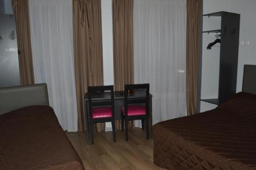 Habitación Triple del hotel Hôtel Alléty. Foto 10