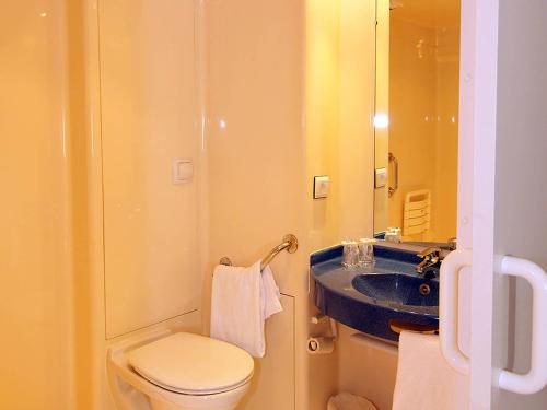 Habitación Doble con litera del hotel Ibis Budget Rochefort. Foto 4