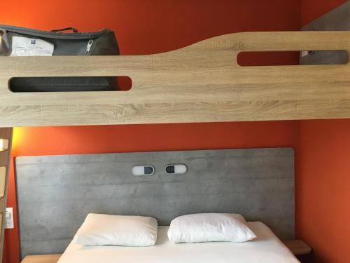 Habitación Doble con litera del hotel Ibis Budget Rochefort. Foto 6