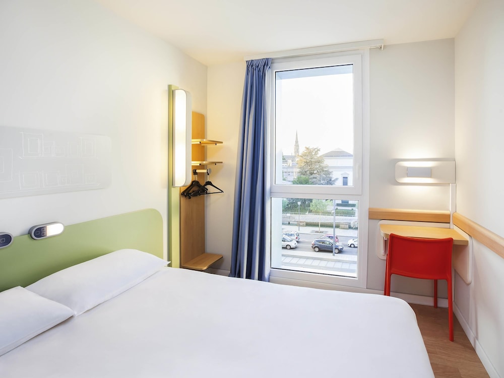 Habitación con cama grande del hotel Ibis Budget Mulhouse Centre Gare