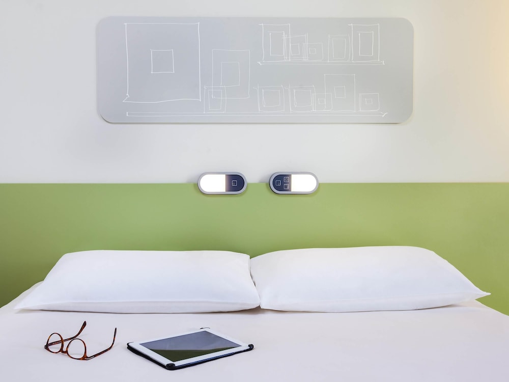 Habitación con cama grande del hotel Ibis Budget Mulhouse Centre Gare. Foto 1