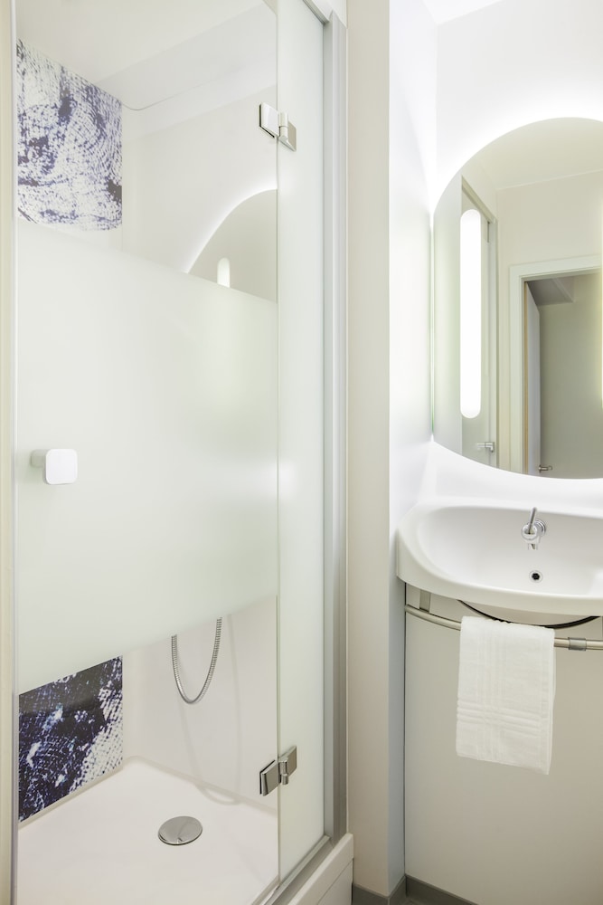 Habitación con cama grande del hotel Ibis Budget Mulhouse Centre Gare. Foto 9