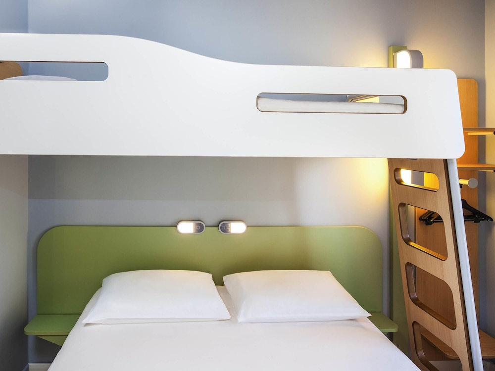 Triple - Habitación con cama grande y litera del hotel Ibis Budget Mulhouse Centre Gare. Foto 2