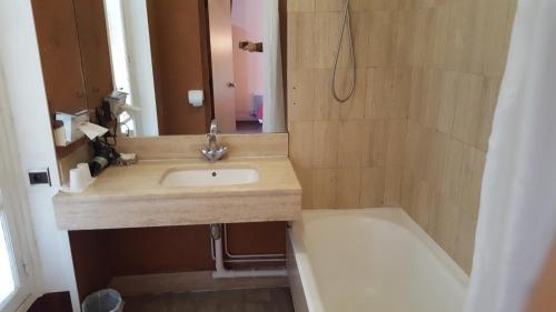 Habitación Doble Deluxe con bañera del hotel Hôtel Média. Foto 2