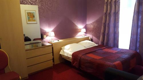 Habitación Doble Deluxe con bañera del hotel Hôtel Média. Foto 5