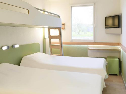 Habitación Triple con 3 camas individuales del hotel Ibis Budget Lons-le-saunier. Foto 1