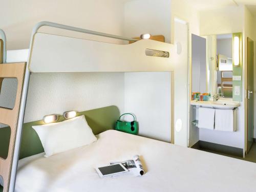 Habitación Triple con 3 camas individuales del hotel Ibis Budget Lons-le-saunier. Foto 5