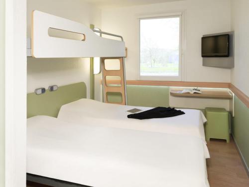 Habitación Triple con 3 camas individuales del hotel Ibis Budget Lons-le-saunier. Foto 7