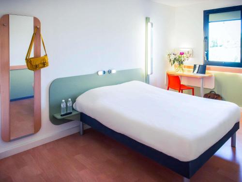 DOS CAMAS INDIVIDUALES. Habitación con dos camas individuales del hotel Ibis Budget Troyes Est. Foto 6
