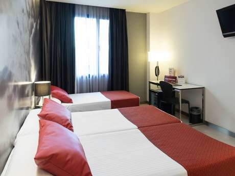 Habitación triple del hotel Catalonia Avinyó