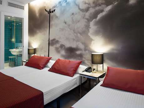 Habitación triple del hotel Catalonia Avinyó. Foto 1