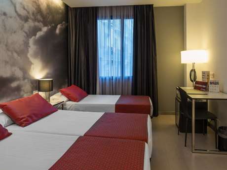 Habitación triple del hotel Catalonia Avinyó. Foto 2