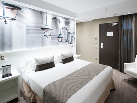 Habitación doble del hotel Catalonia Avinyó. Foto 1