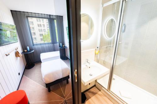 Habitación Doble Estándar - 2 camas del hotel Ibis Styles Paris 16 Boulogne. Foto 3