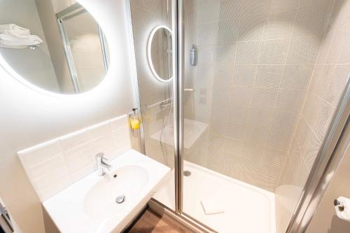Habitación Doble Estándar - 2 camas del hotel Ibis Styles Paris 16 Boulogne. Foto 5