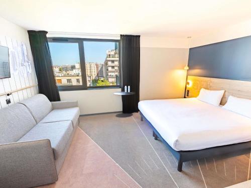 Suite Familiar Estándar con 1 cama doble y sofá del hotel Ibis Styles Paris 16 Boulogne. Foto 1
