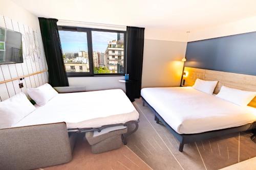 Suite Familiar Estándar con 1 cama doble y sofá del hotel Ibis Styles Paris 16 Boulogne. Foto 2