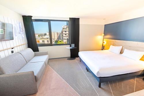 Suite Familiar Estándar con 1 cama doble y sofá del hotel Ibis Styles Paris 16 Boulogne. Foto 3
