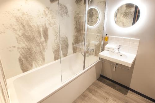 Suite Familiar Estándar con 1 cama doble y sofá del hotel Ibis Styles Paris 16 Boulogne. Foto 4