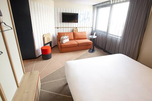 Suite Familiar Estándar con 1 cama doble y sofá del hotel Ibis Styles Paris 16 Boulogne. Foto 5