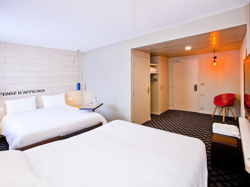 Habitación Standard con cama doble y sofá del hotel Ibis Styles Chalons En Champagne Centre