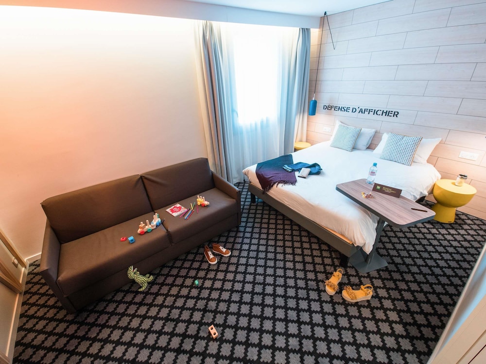 Habitación Standard con cama doble y sofá del hotel Ibis Styles Chalons En Champagne Centre. Foto 2