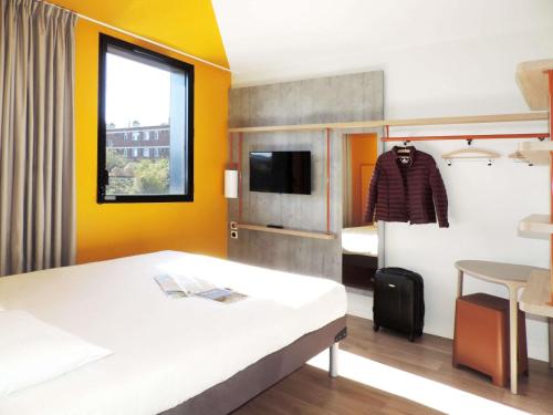 Habitación Doble con cama doble grande del hotel Ibis Budget Amiens Centre Gare. Foto 1