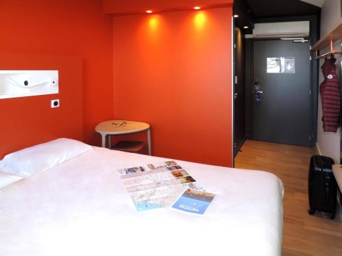 Habitación Doble con cama doble grande del hotel Ibis Budget Amiens Centre Gare. Foto 2