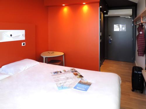 Habitación Doble con cama doble grande del hotel Ibis Budget Amiens Centre Gare. Foto 12
